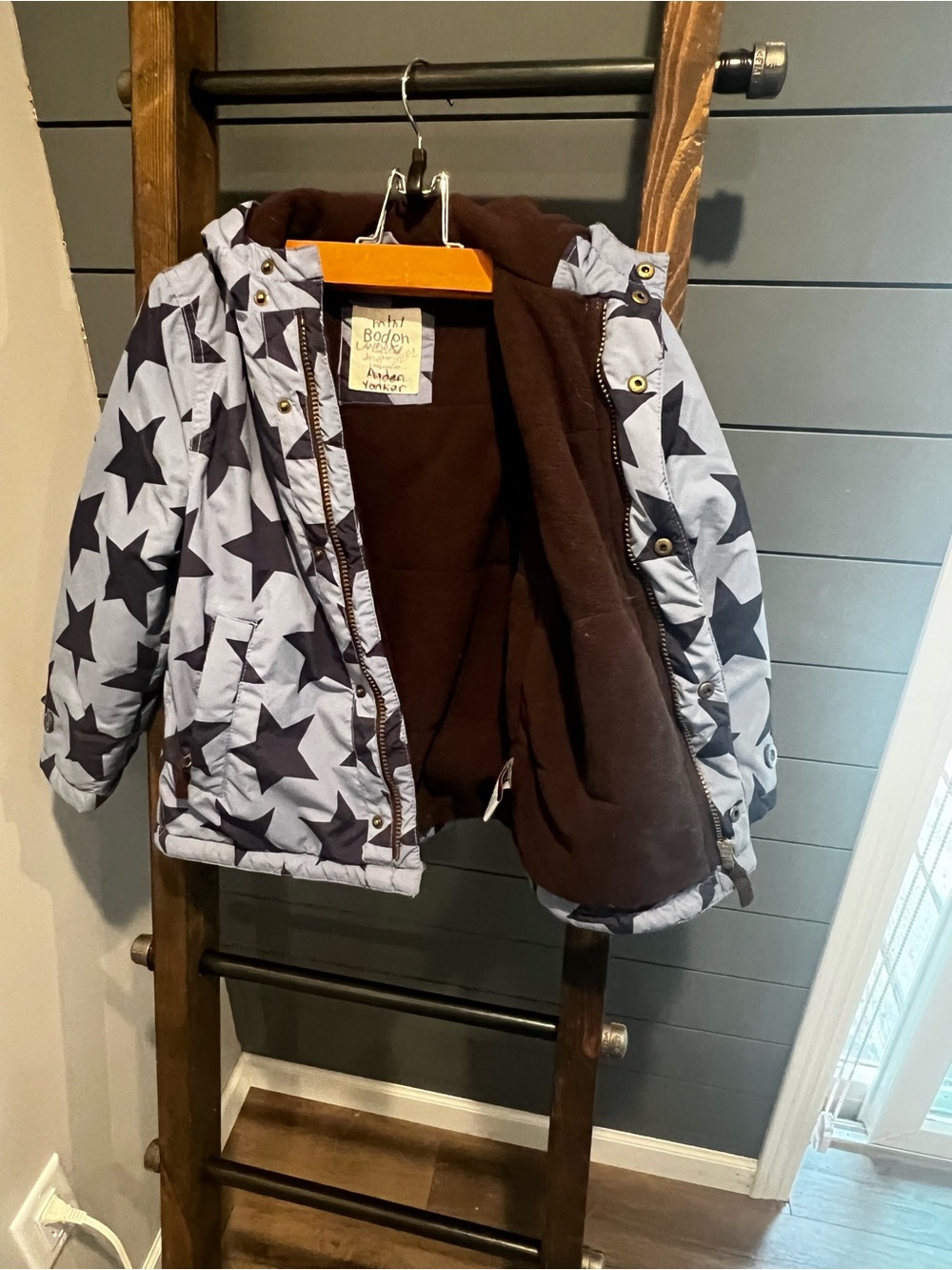 Boden Kids Star-Print Hooded Puffer Jacket in Light Gray and Brown